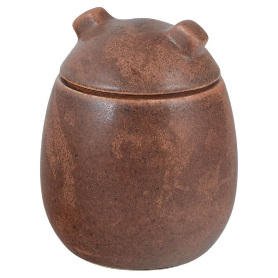 Erik Rahr voor Saxbo. Stenen pot met deksel en matte bruine glazuur. Midden 20e eeuw.