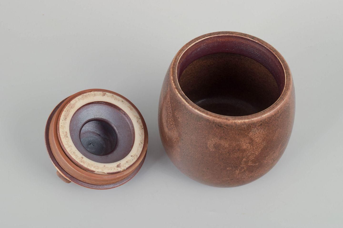 Erik Rahr voor Saxbo. Stenen pot met deksel en matte bruine glazuur. Midden 20e eeuw. photo furniture
