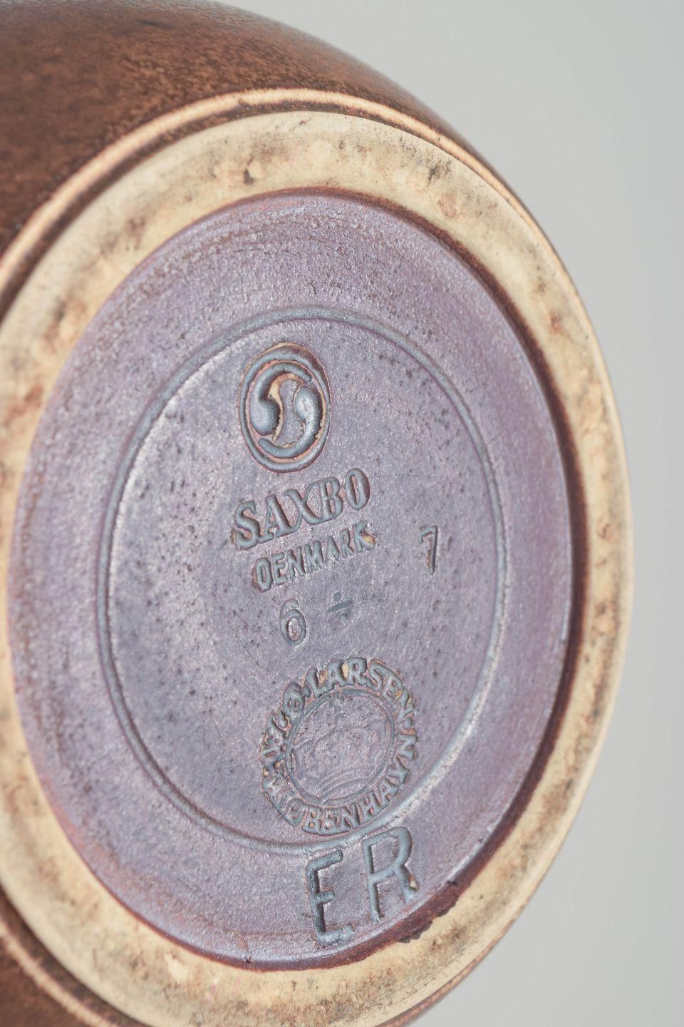 Erik Rahr voor Saxbo. Stenen pot met deksel en matte bruine glazuur. Midden 20e eeuw. photo Woonaccessoires