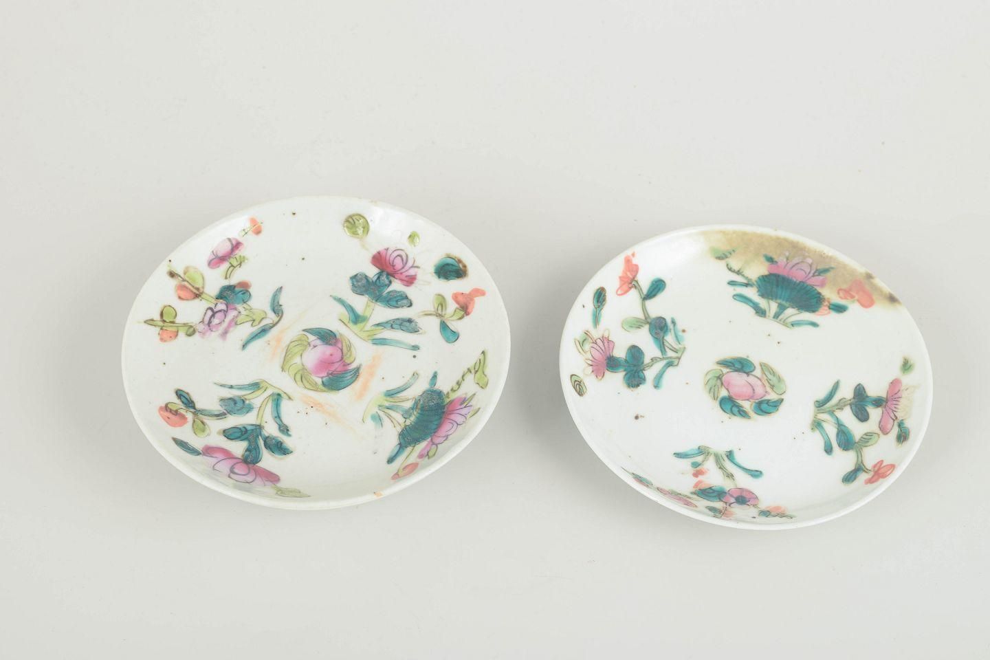 Porcelaine chinoise. Trois petites assiettes à décor famille rose. XIXe siècle. photo furniture