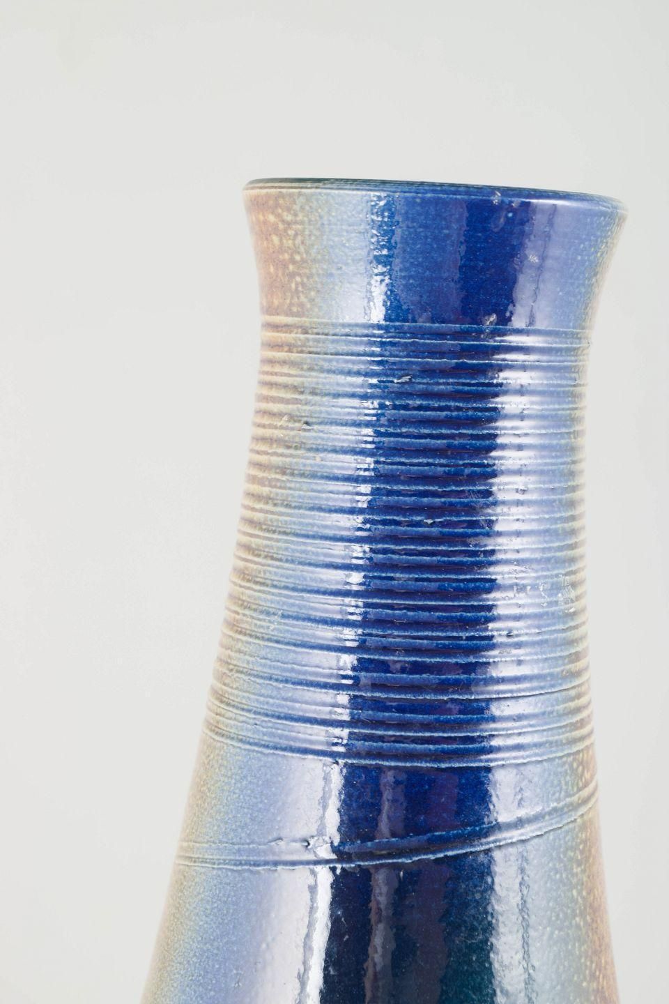 Zweedse studiopottenbakker. Hoge conische steengoed vaas met veelkleurig glazuur. photo Woonaccessoires