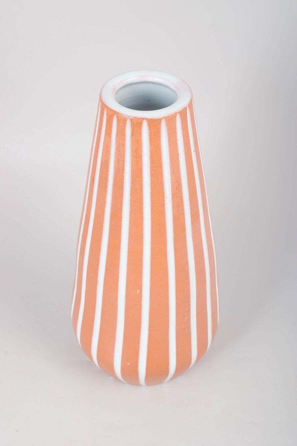 Ingrid Atterberg voor Upsala Ekeby. Slanke balustervormige vaas met strepen. photo furniture