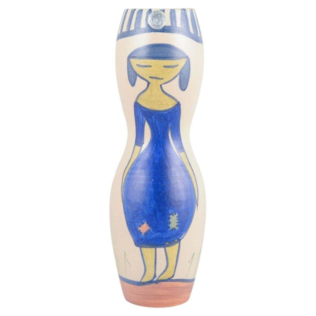 Krukmakaren, Ystad. Keramische vaas met motief van vrouw in blauwe jurk. Jaren 1970