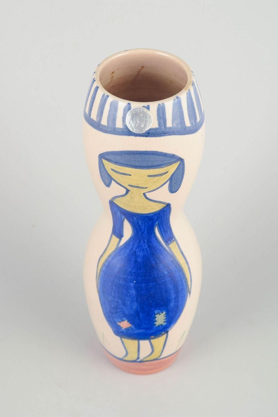 Vase en céramique Krukmakaren, Ystad, motif femme en robe bleue, années 1970 photo furniture