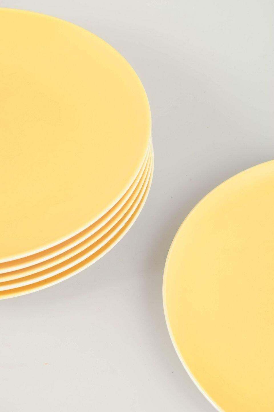 Aluminia. Ensemble de six assiettes plates « Susanne ». Série « Confetti », milieu du XXe siècle. photo for sale