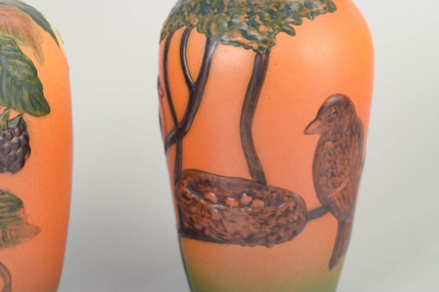 Ipsens Enke, Danemark. Deux vases en céramique dans des tons orange et vert chauds, années 1920/30 photo for sale