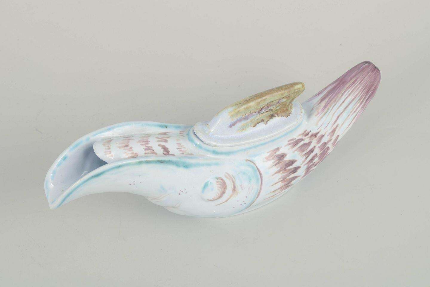 Thorvald Olsen voor Aluminia. Figuratieve sauskom in de vorm van een vogel. Midden 20e eeuw. photo furniture