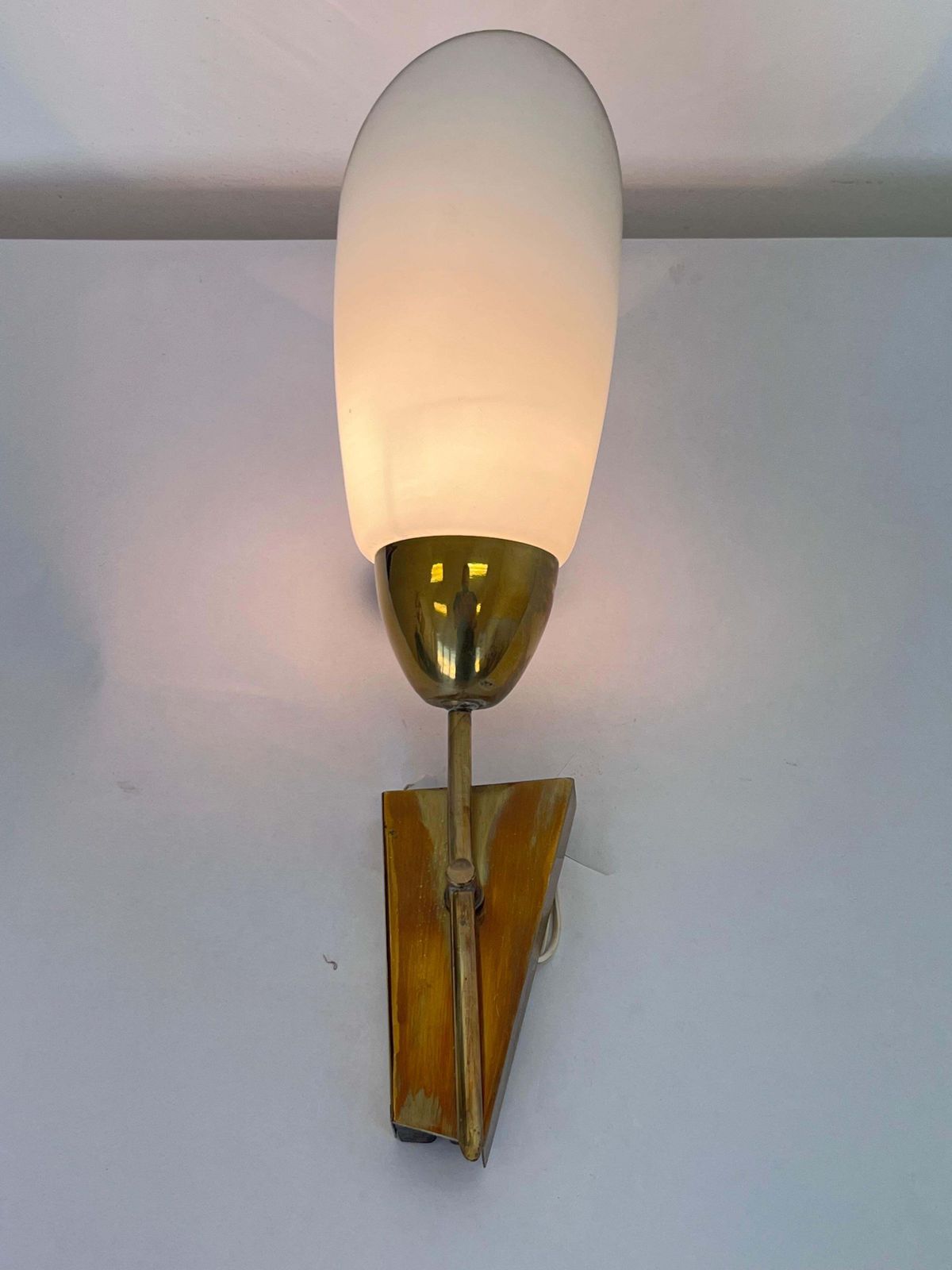 Mid-Century messing en glazen wandlamp van Kamenicky Senov — ca. jaren 1970 photo Verlichting