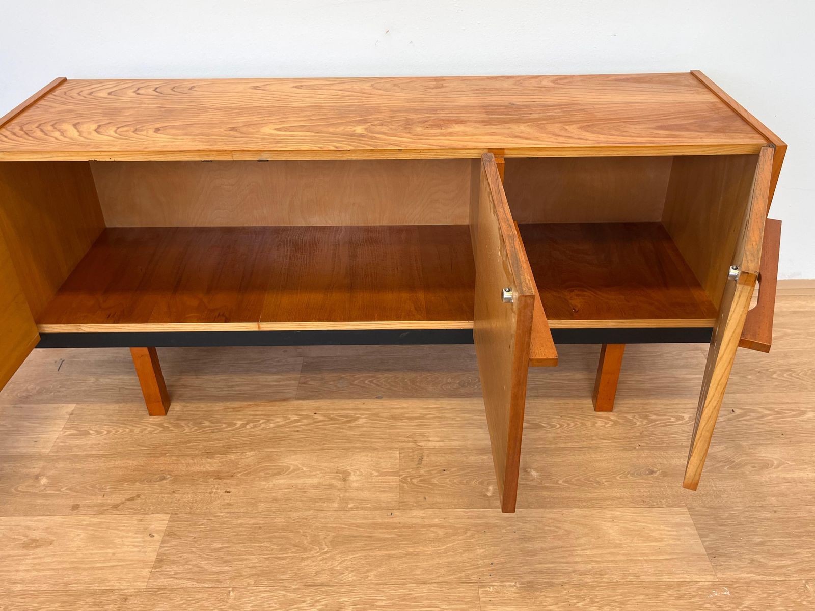 Houten dressoir met eenvoudig ontwerp, jaren 1940 – Up Závody, Tsjecho-Slowakije photo vinterior