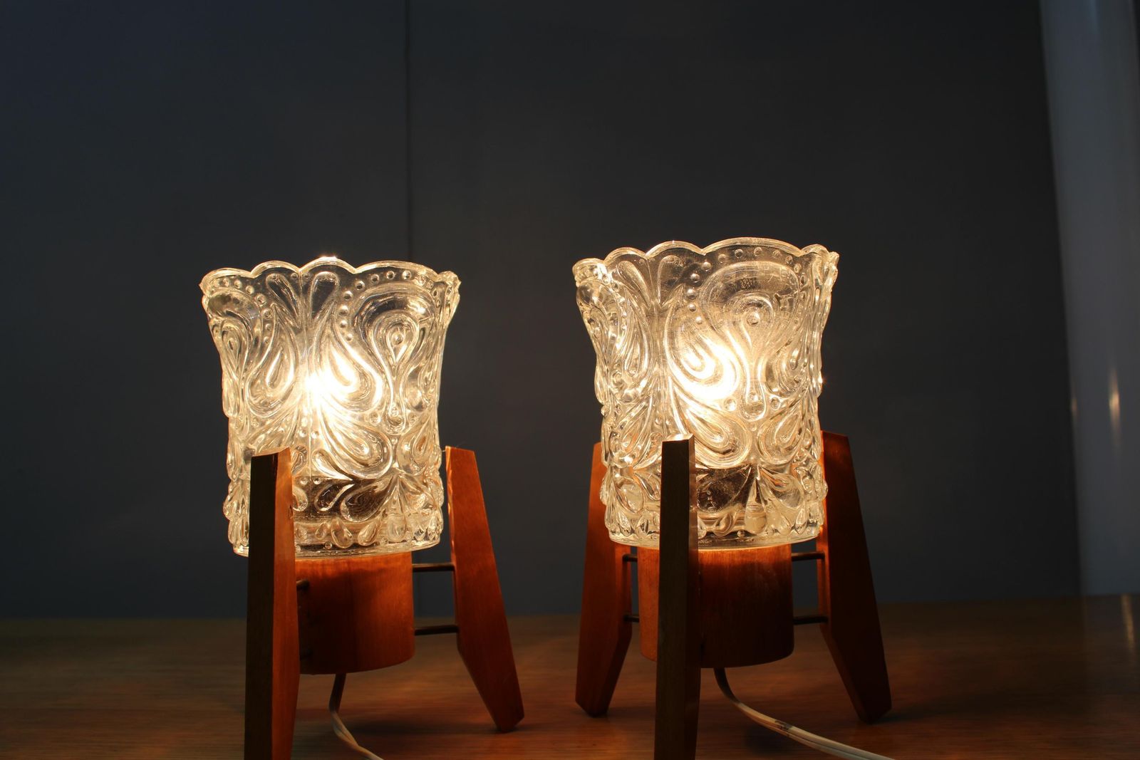 Paar Tsjechische houten en glazen mid-century tafellampen, jaren 1970 photo vintage