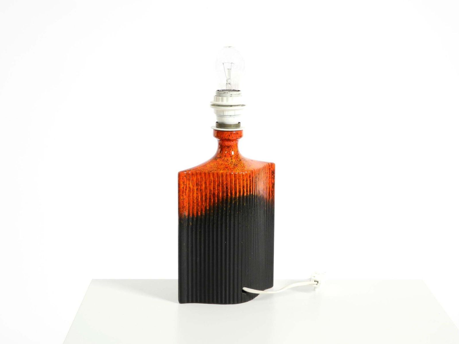 Verlichting Unieke keramieken tafellamp uit de jaren 1960 in rood en zwart van Kaiser Leuchten photo