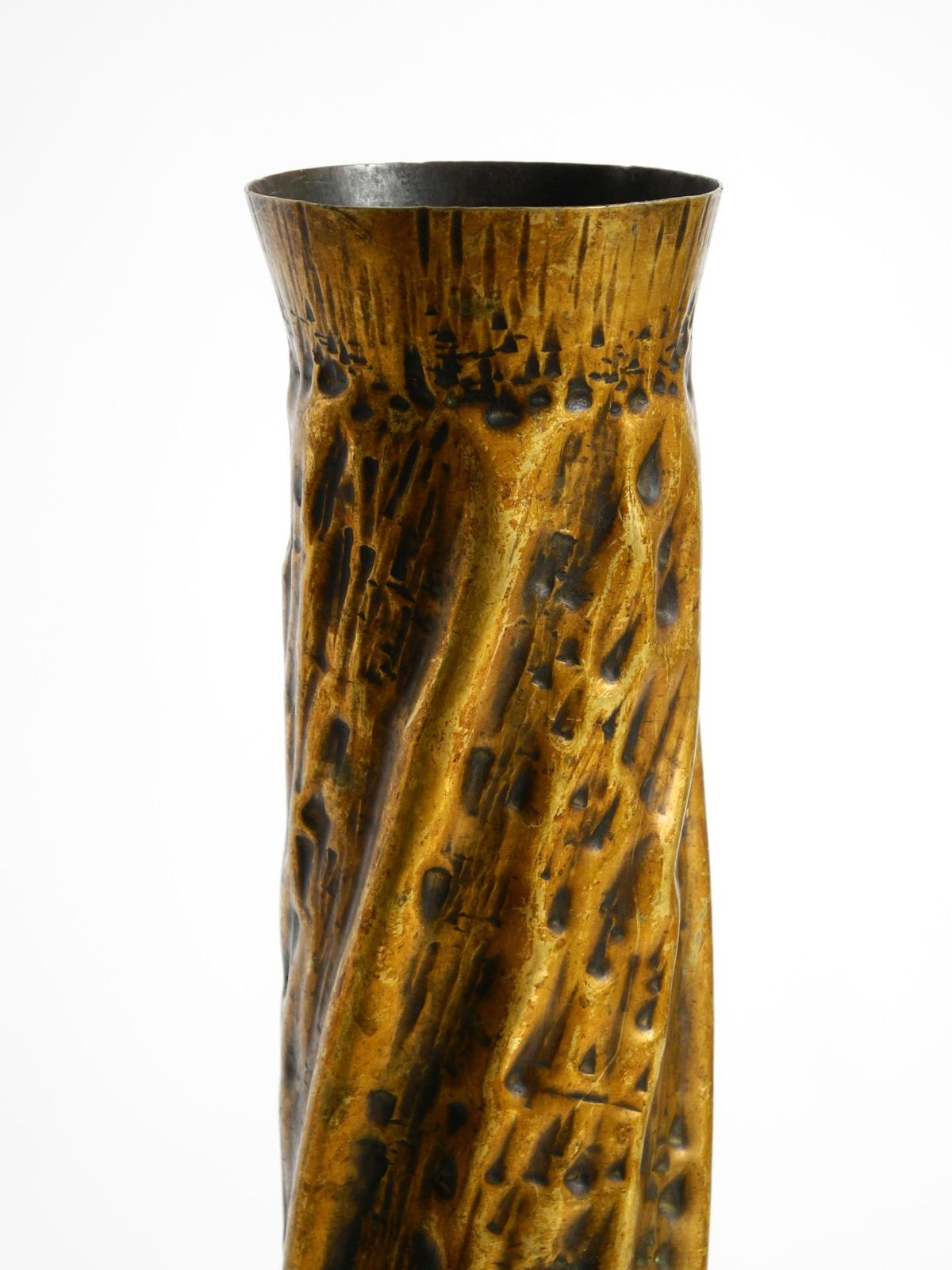 Woonaccessoires Unieke grote messing vaas in brutalistisch design, handgemaakt in december 1975 photo