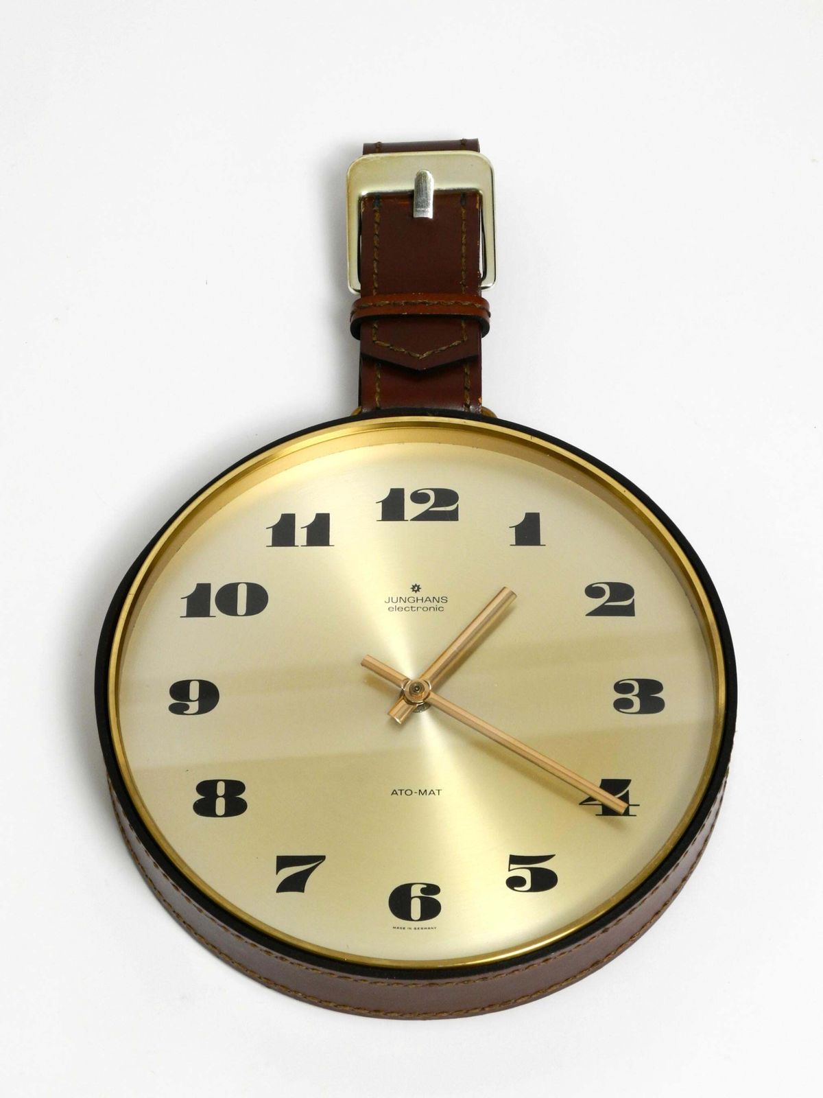 Junghans Messing Wandklok uit de jaren 1960 met Lederen Ophangband photo vintage