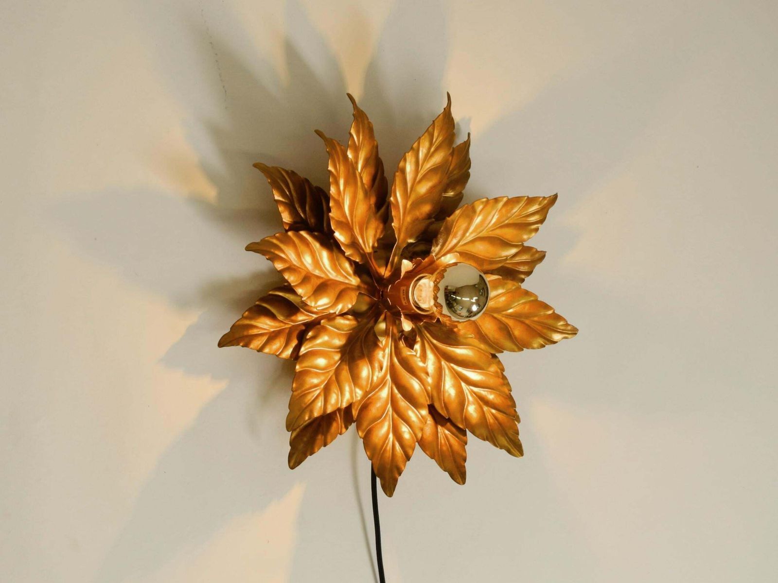 432.0 Grande applique ou plafonnier Hans Kögl de style florentin doré, années 1980 photo