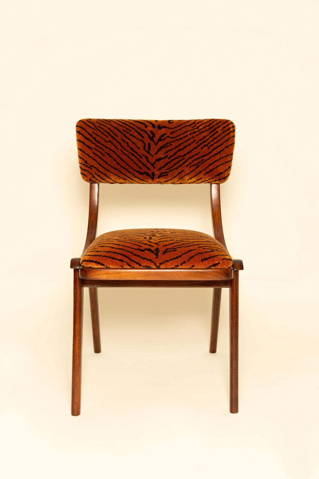 Mid-Century Modern boemerangstoel, tijgerprint fluweel Dedar, Polen, jaren 1960 photo vinterior