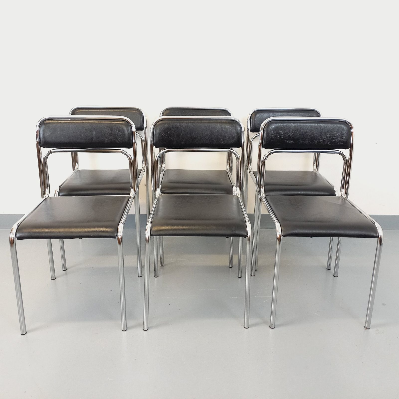 6 chaises italiennes en métal chromé et simili cuir noir photo furniture