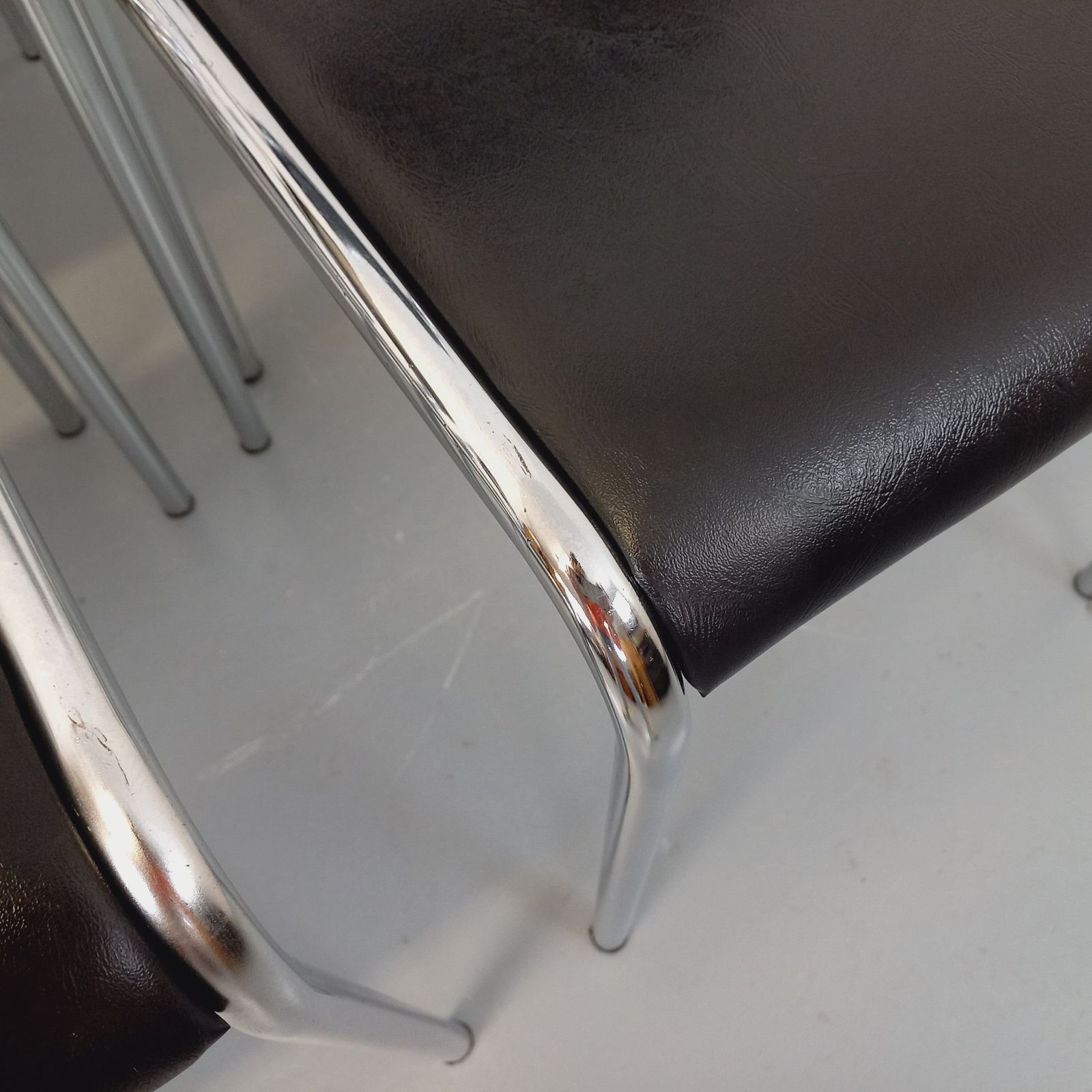 6 Italiaanse stoelen van verchroomd metaal en zwart kunstleer photo 1419.0