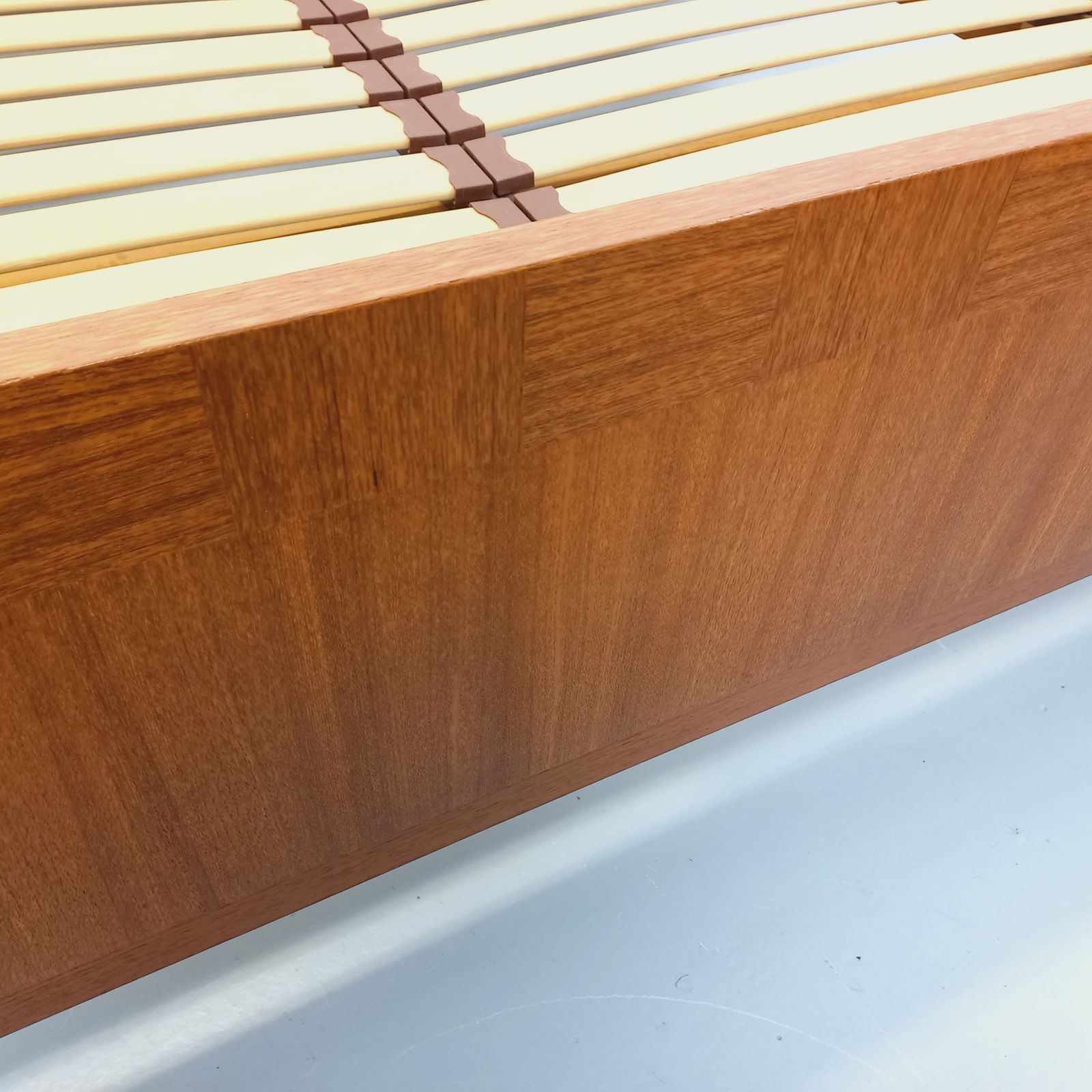 photo buy Scandinavisch tweepersoonsbed met 2 geïntegreerde teakhouten nachtkastjes