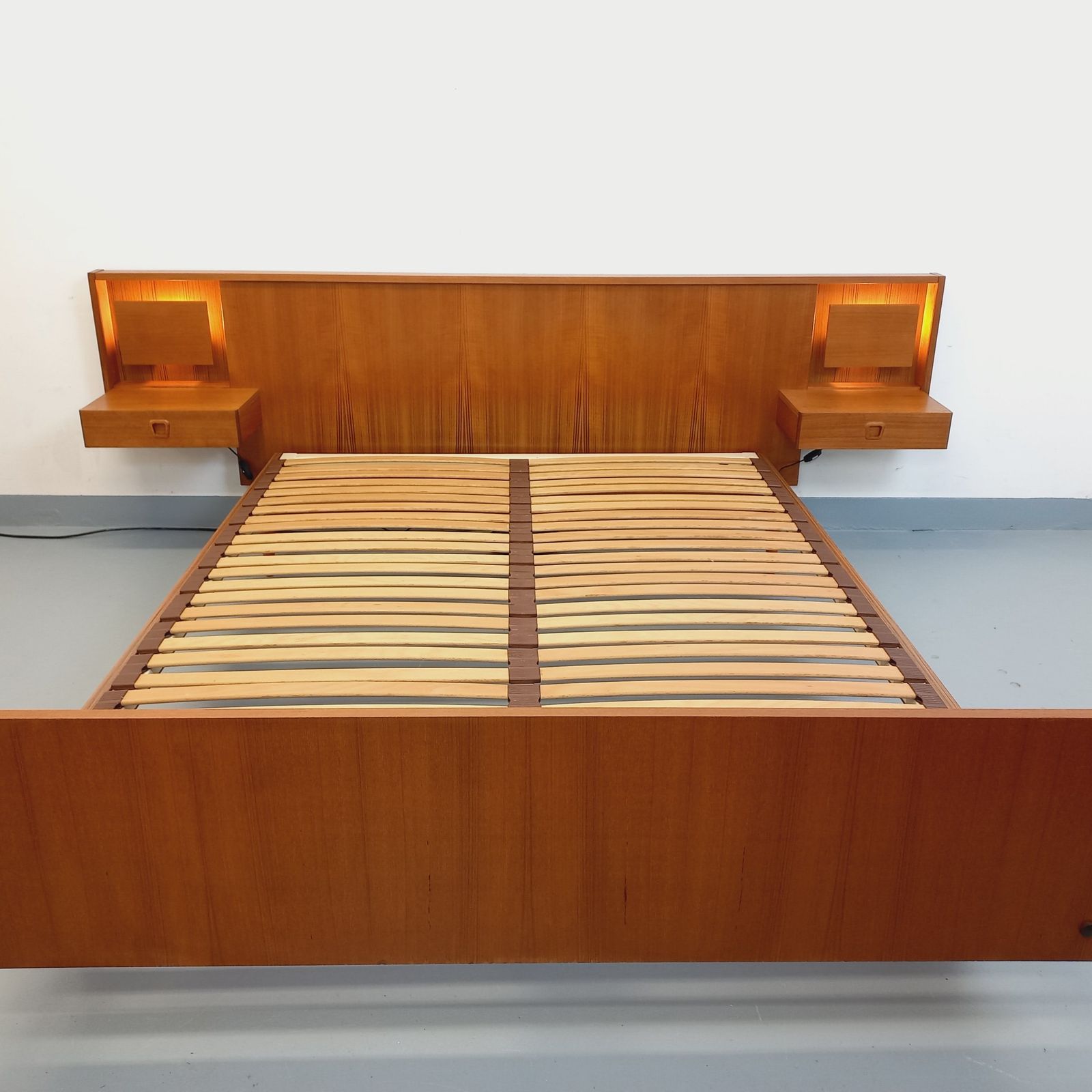 Lit double scandinave avec tables de chevet en teck illuminées photo for sale
