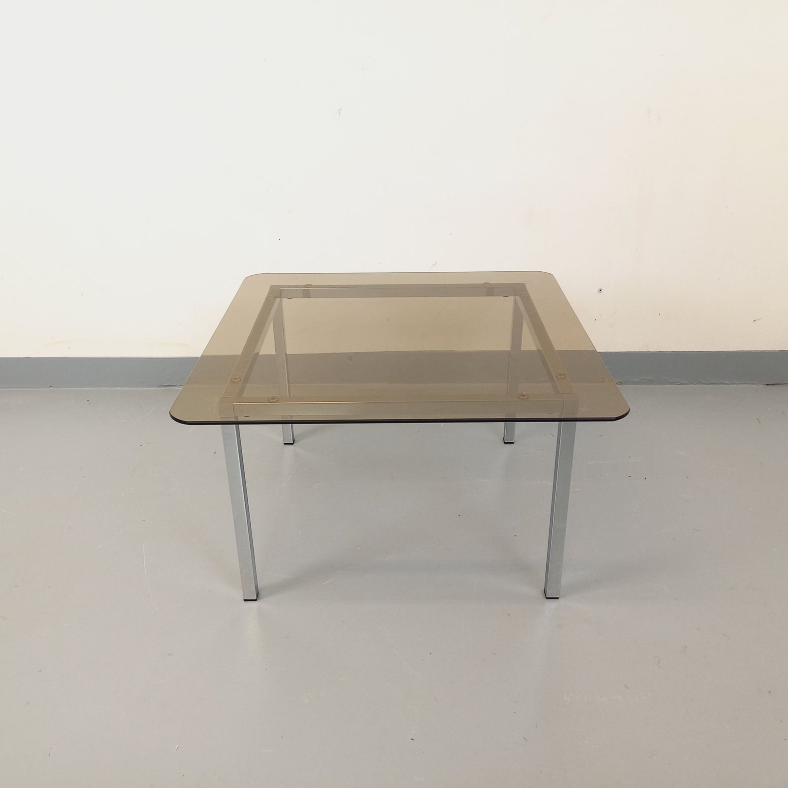 Vierkante salontafel in de stijl van Knoll, rookglas en verchroomd metaal photo Meubels