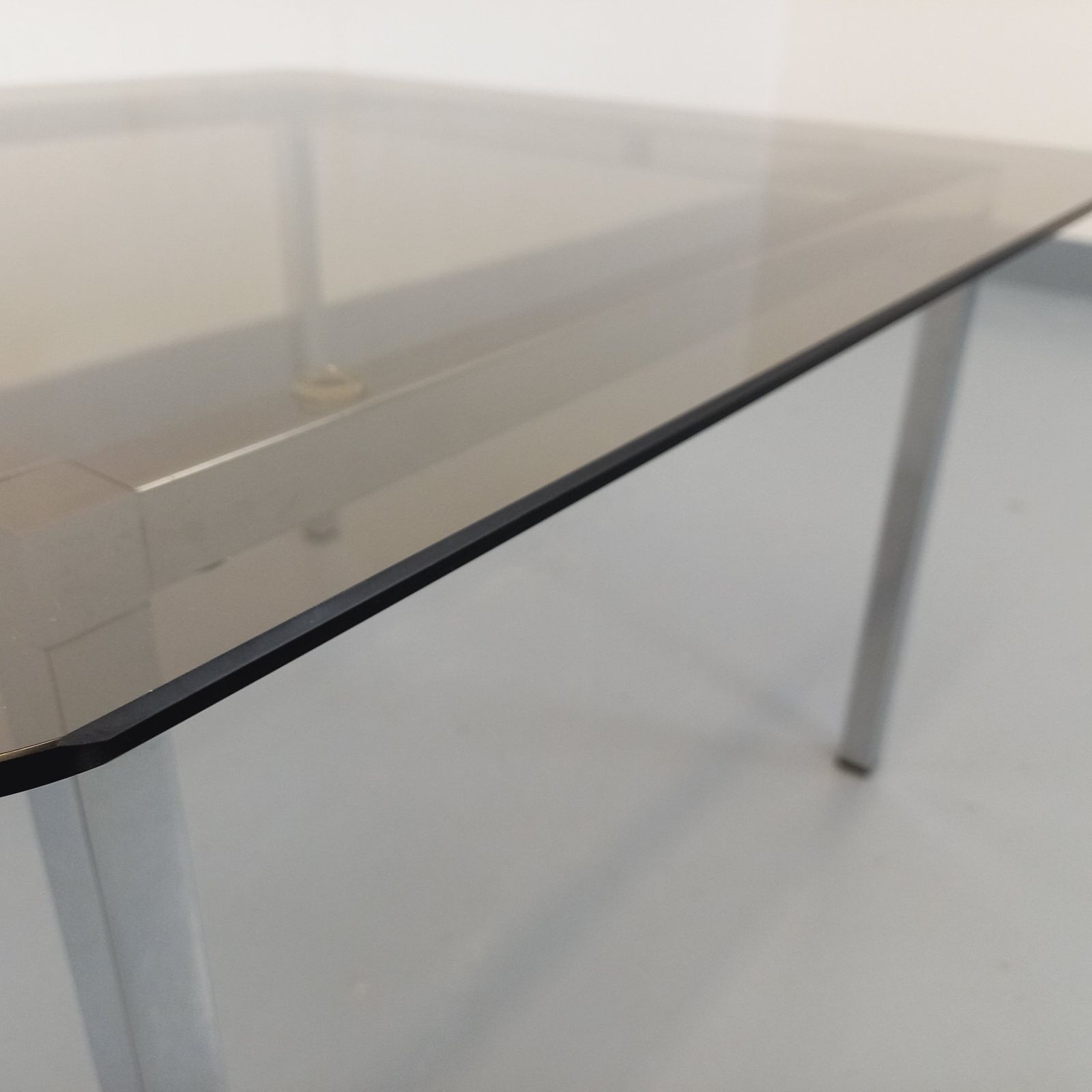 Vierkante salontafel in de stijl van Knoll, rookglas en verchroomd metaal photo vintage