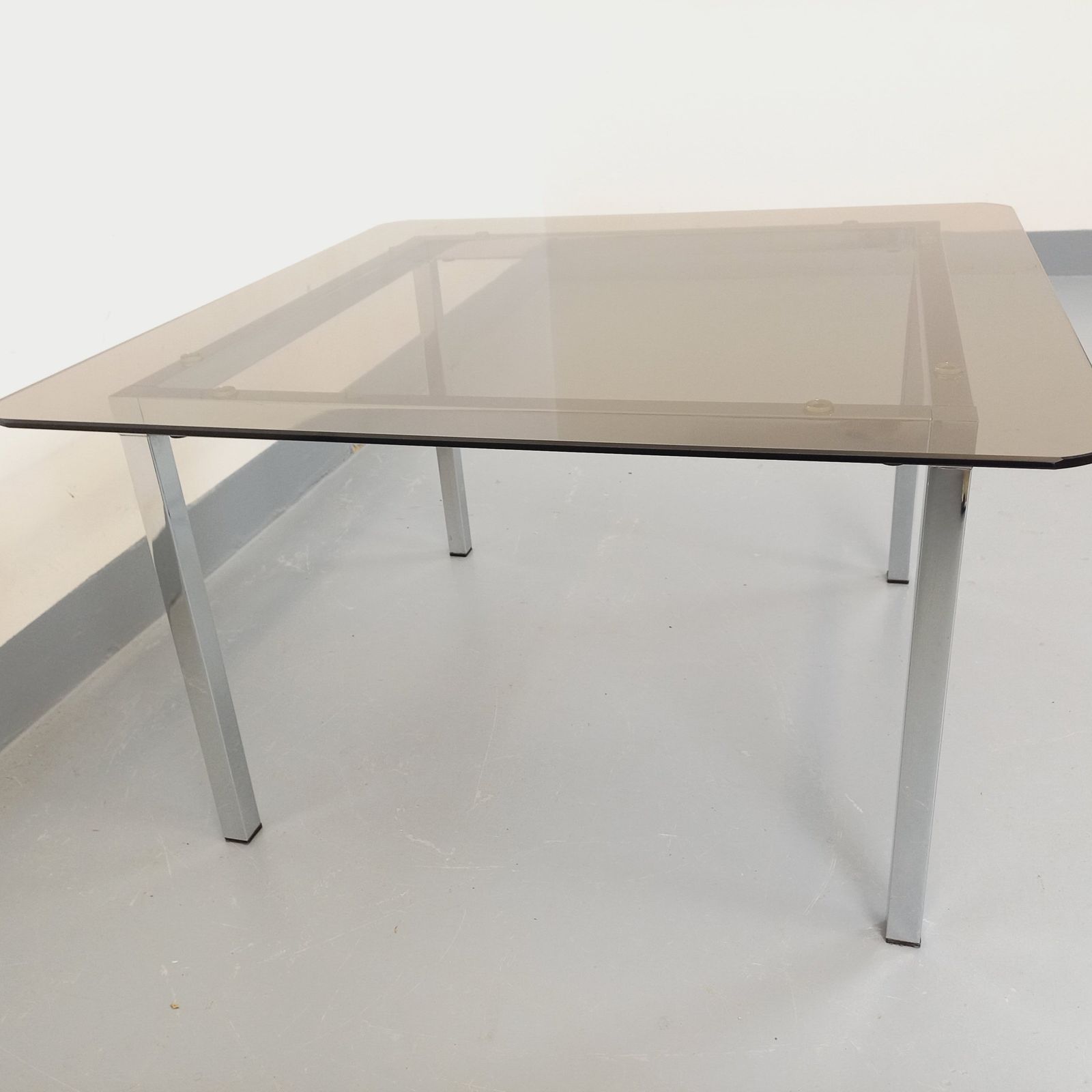 photo for sale Vierkante salontafel in de stijl van Knoll, rookglas en verchroomd metaal