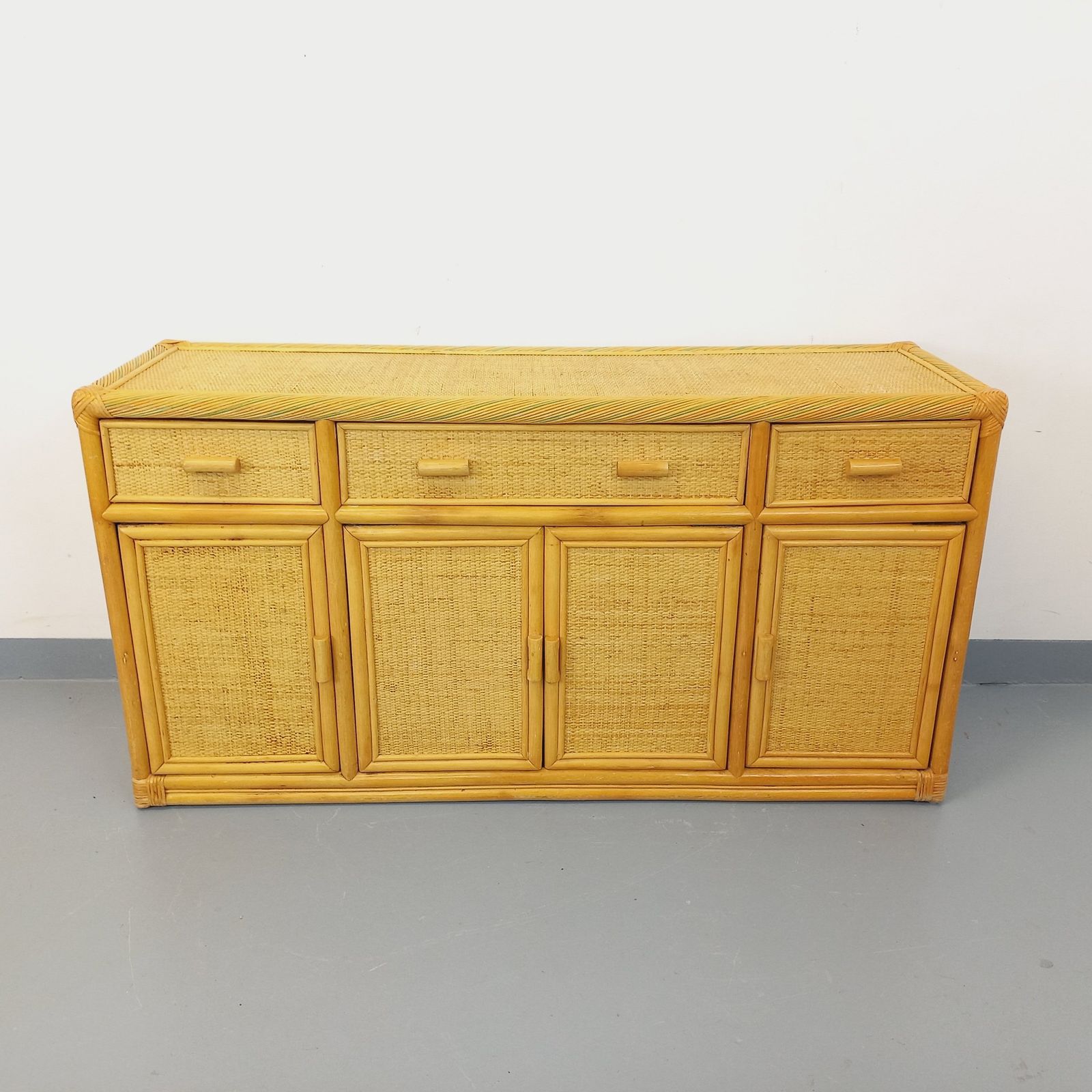 Opbergkast van rotan en gevlochten rotan photo furniture