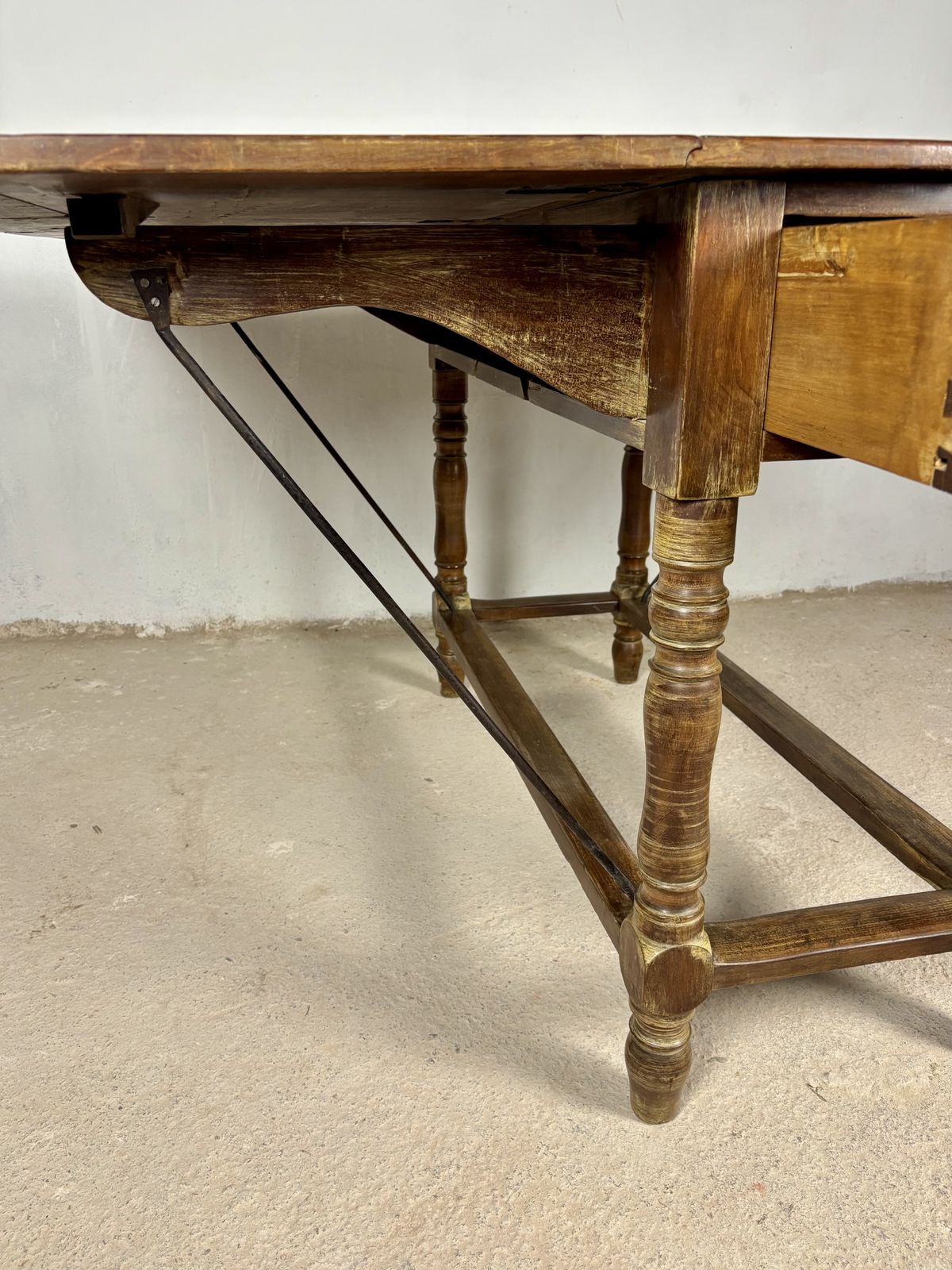 Meubels Spaanse houten klaptafel, begin 20e eeuw photo