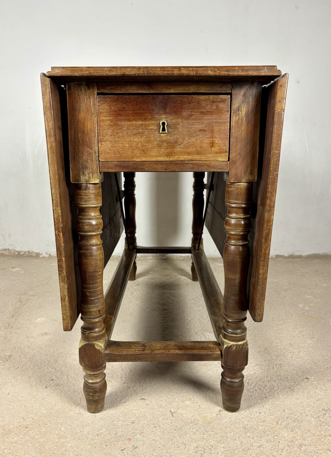 photo vinterior Spaanse houten klaptafel, begin 20e eeuw