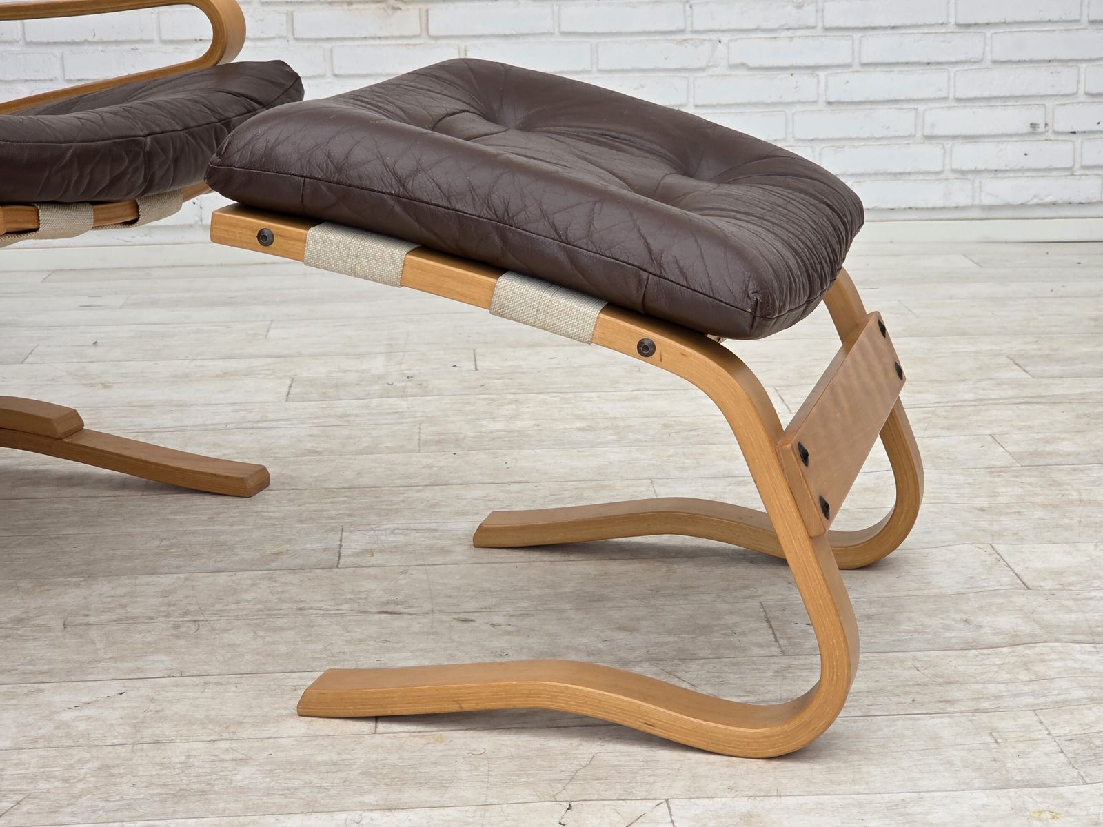 Ca. jaren 1970, Noors design van Elsa & Nordahl Solheim, set van stoel met voetenbank. photo vinterior