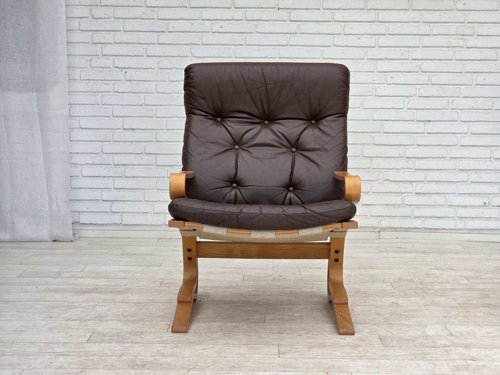 Ca. jaren 1970, Noors design van Elsa & Nordahl Solheim, set van stoel met voetenbank. photo buy