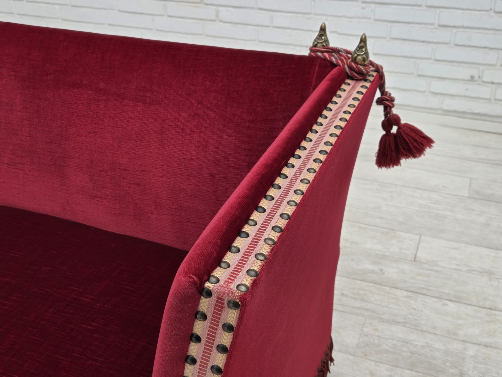 Jaren 1970, Deense 3-zits "Spanish" sofa met neervallende armleuningen, rood meubelvelours. photo 2050.0