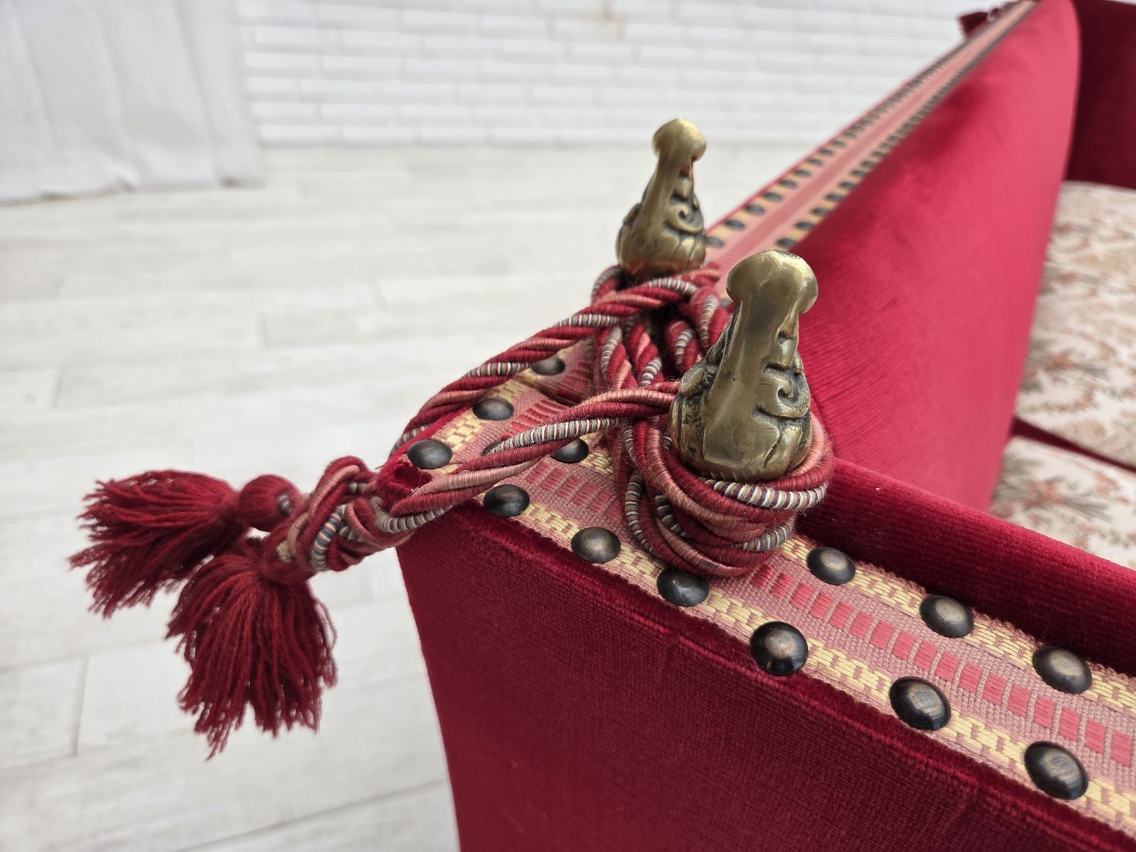 Jaren 1970, Deense 3-zits "Spanish" sofa met neervallende armleuningen, rood meubelvelours. photo vinterior