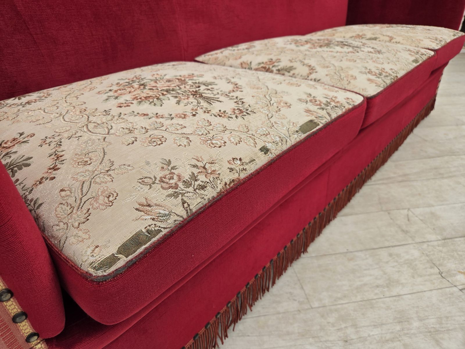 Jaren 1970, Deense 3-zits "Spanish" sofa met neervallende armleuningen, rood meubelvelours. photo buy