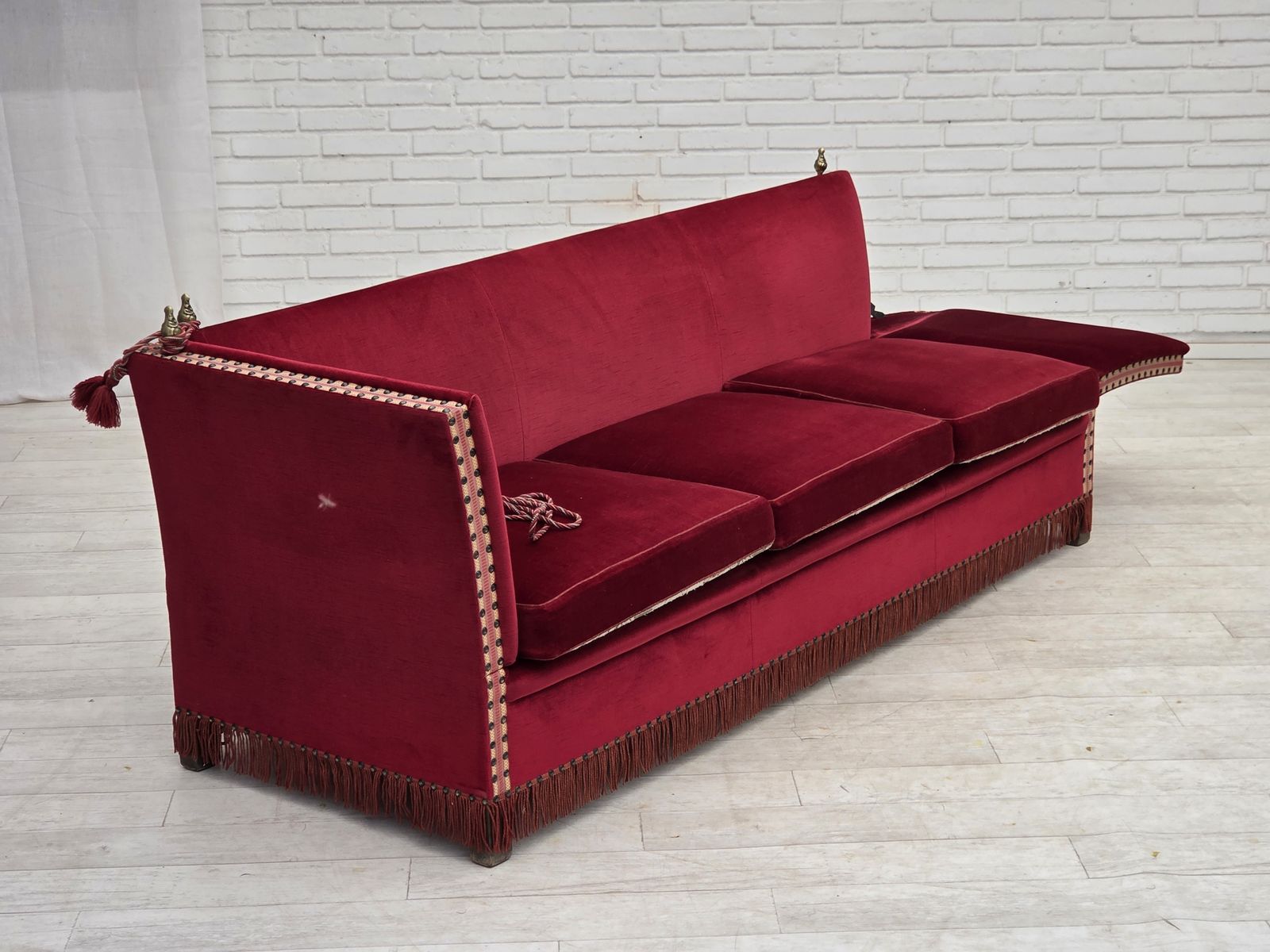 photo vinterior Jaren 1970, Deense 3-zits "Spanish" sofa met neervallende armleuningen, rood meubelvelours.