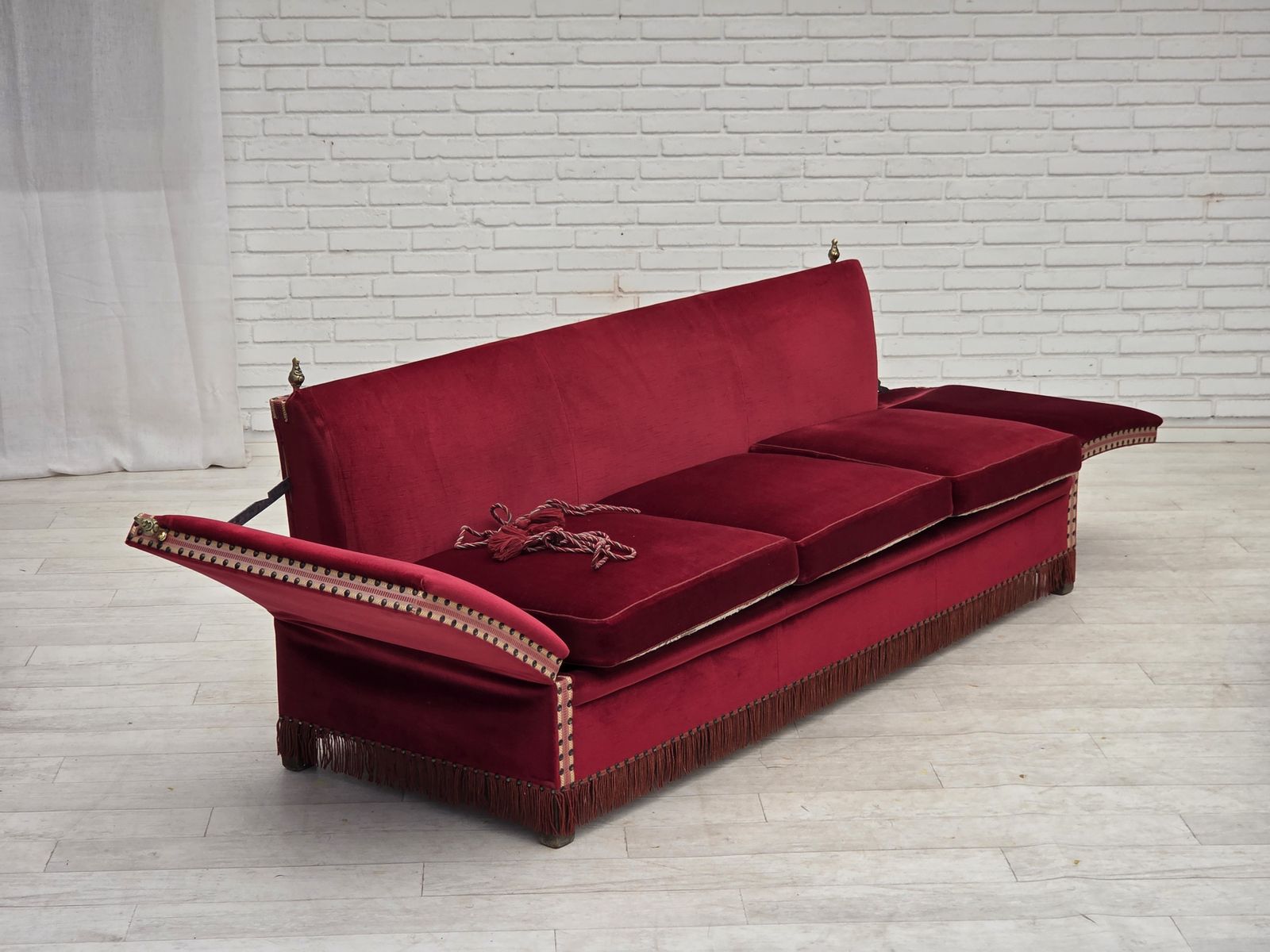 photo buy Jaren 1970, Deense 3-zits "Spanish" sofa met neervallende armleuningen, rood meubelvelours.