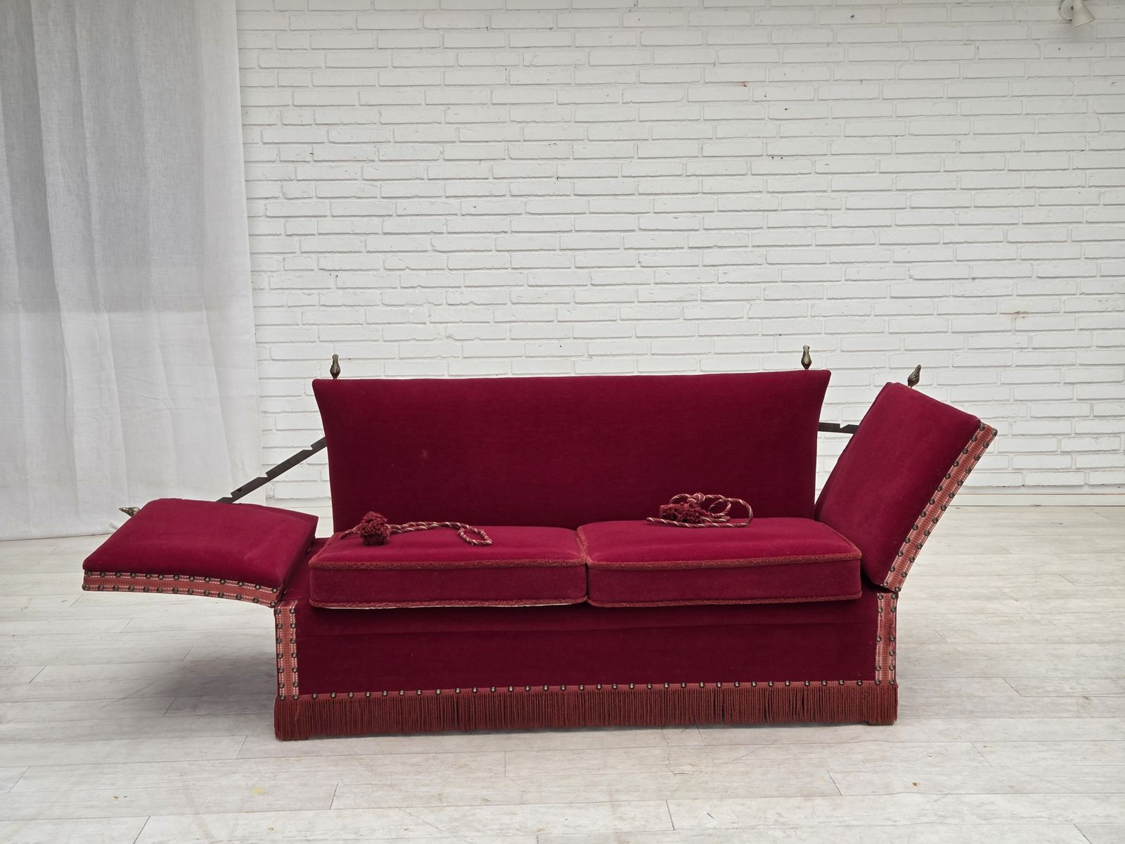 Deens 2-zits "Spanish" sofa met neervallende armleuningen, jaren 1970, rode meubelvelours. photo Meubels