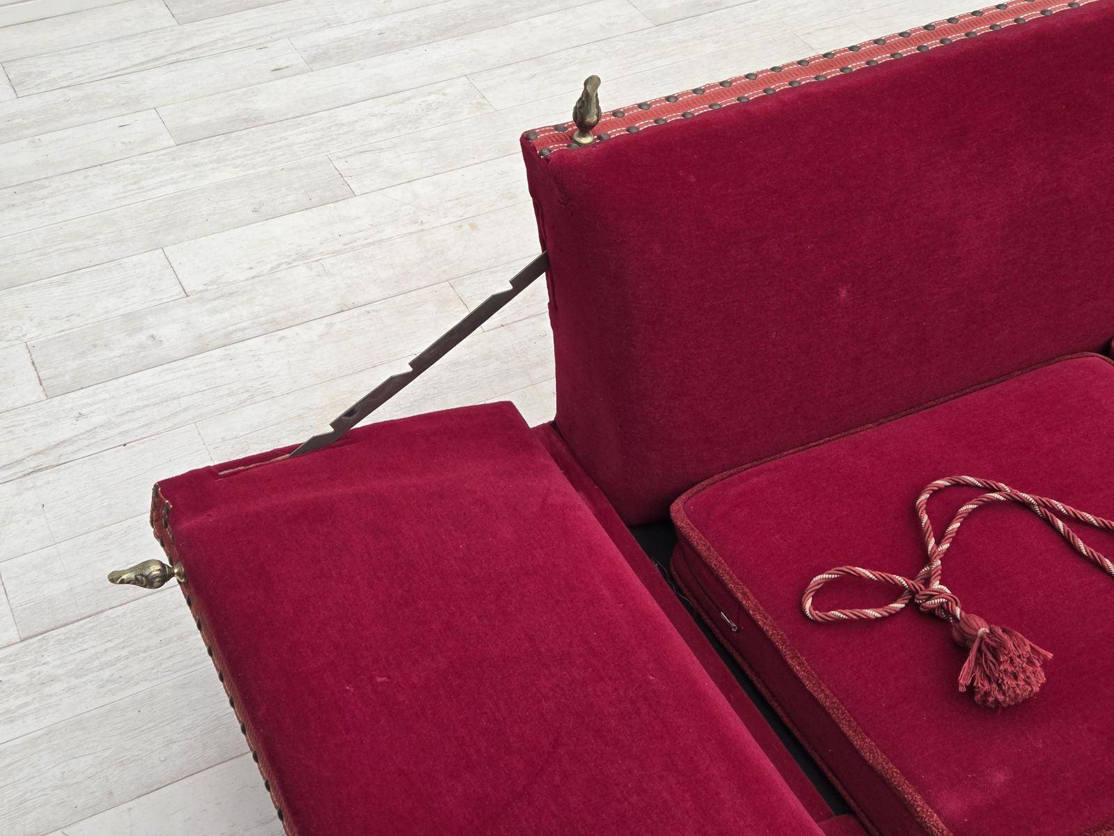 Deens 2-zits "Spanish" sofa met neervallende armleuningen, jaren 1970, rode meubelvelours. photo 1300.0