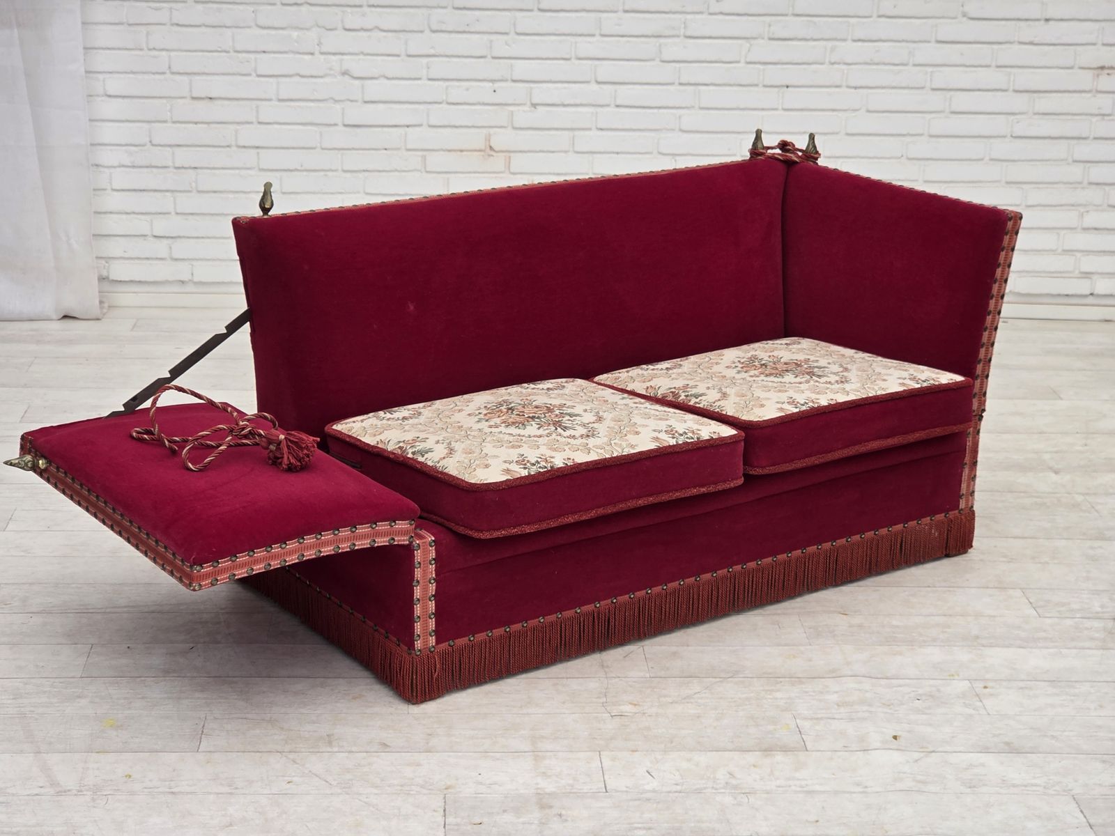 Deens 2-zits "Spanish" sofa met neervallende armleuningen, jaren 1970, rode meubelvelours. photo vintage