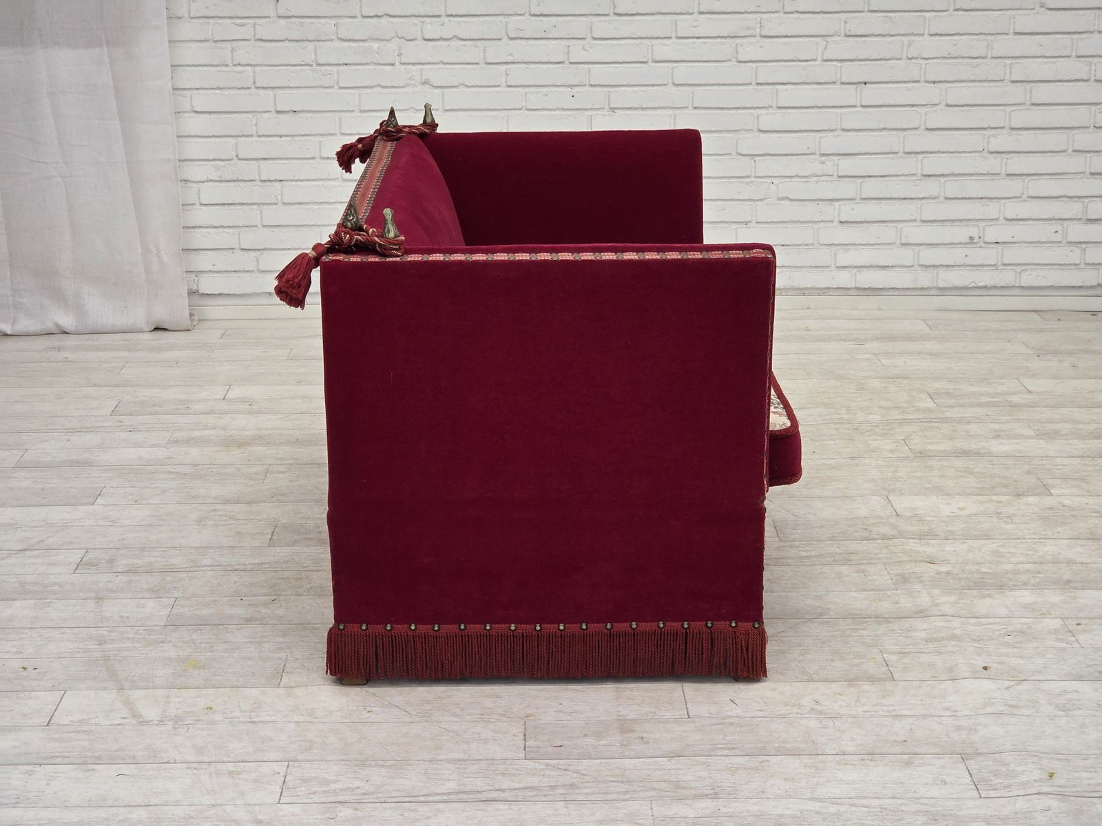1300.0 Deens 2-zits "Spanish" sofa met neervallende armleuningen, jaren 1970, rode meubelvelours. photo