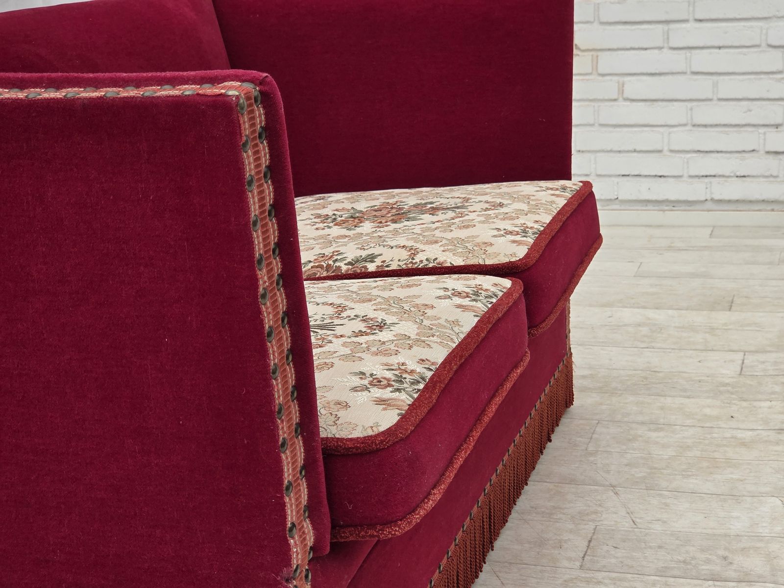 photo vinterior Deens 2-zits "Spanish" sofa met neervallende armleuningen, jaren 1970, rode meubelvelours.