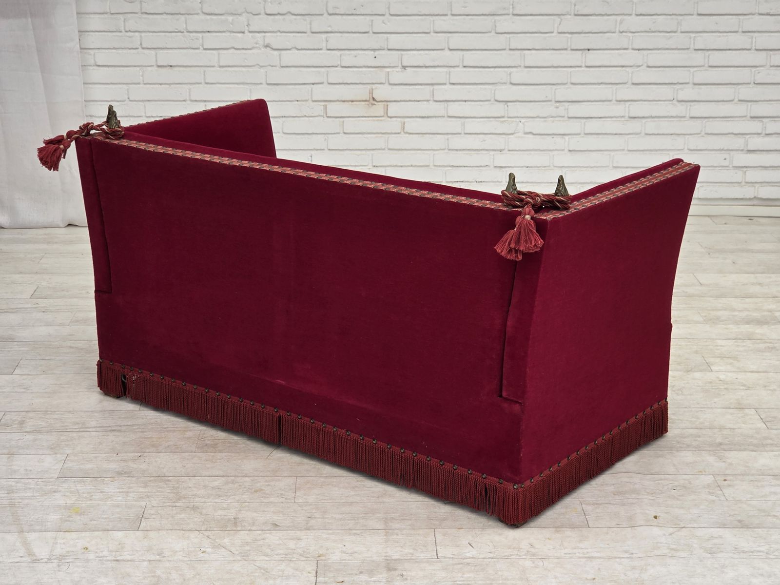 photo buy Deens 2-zits "Spanish" sofa met neervallende armleuningen, jaren 1970, rode meubelvelours.