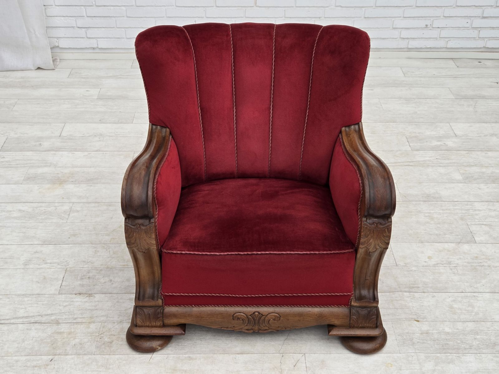 Ca. jaren 1950, Deense relax fauteuil, meubelvelours, gesneden eikenhout. photo for sale