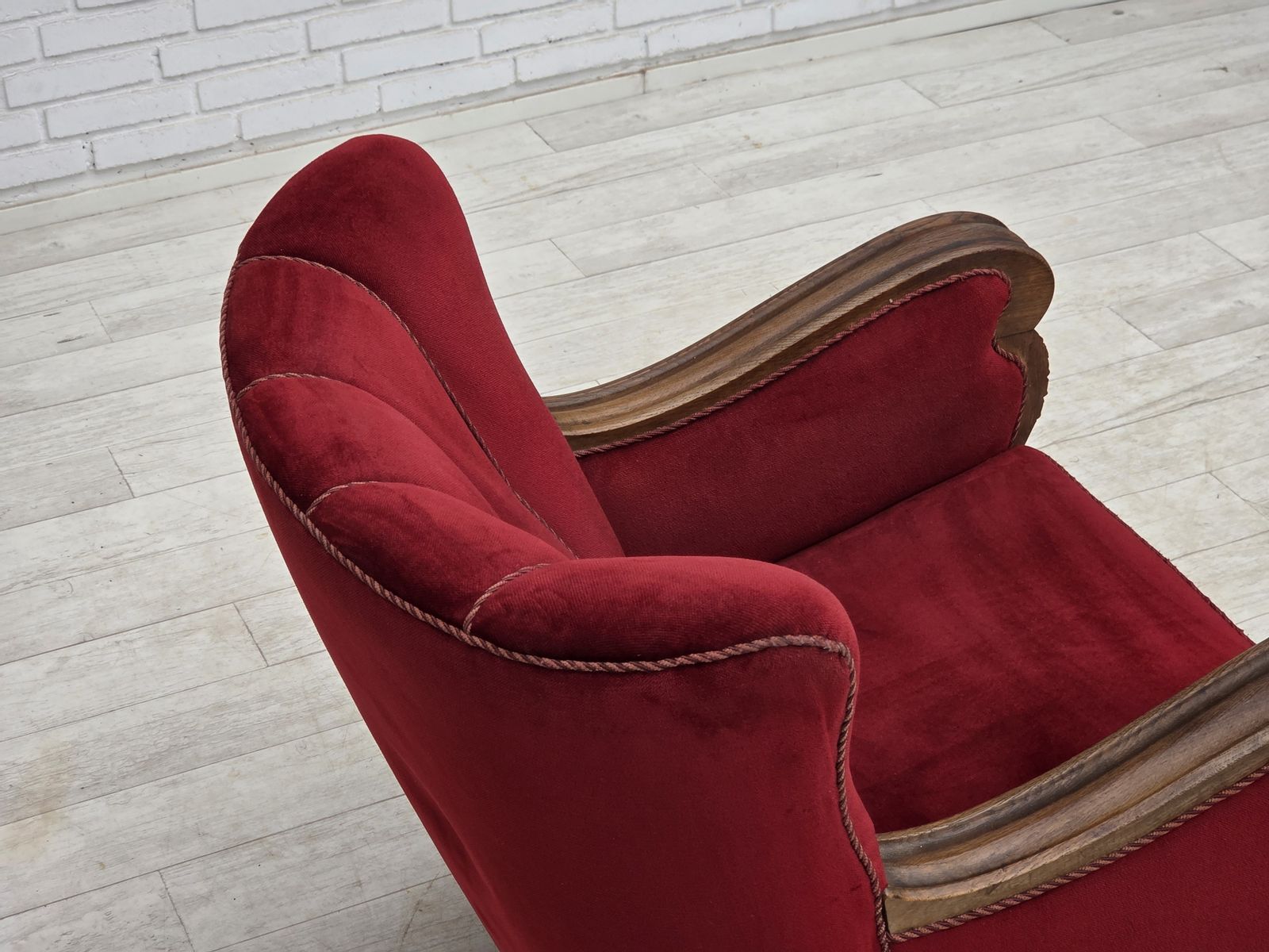 photo for sale Ca. jaren 1950, Deense relax fauteuil, meubelvelours, gesneden eikenhout.