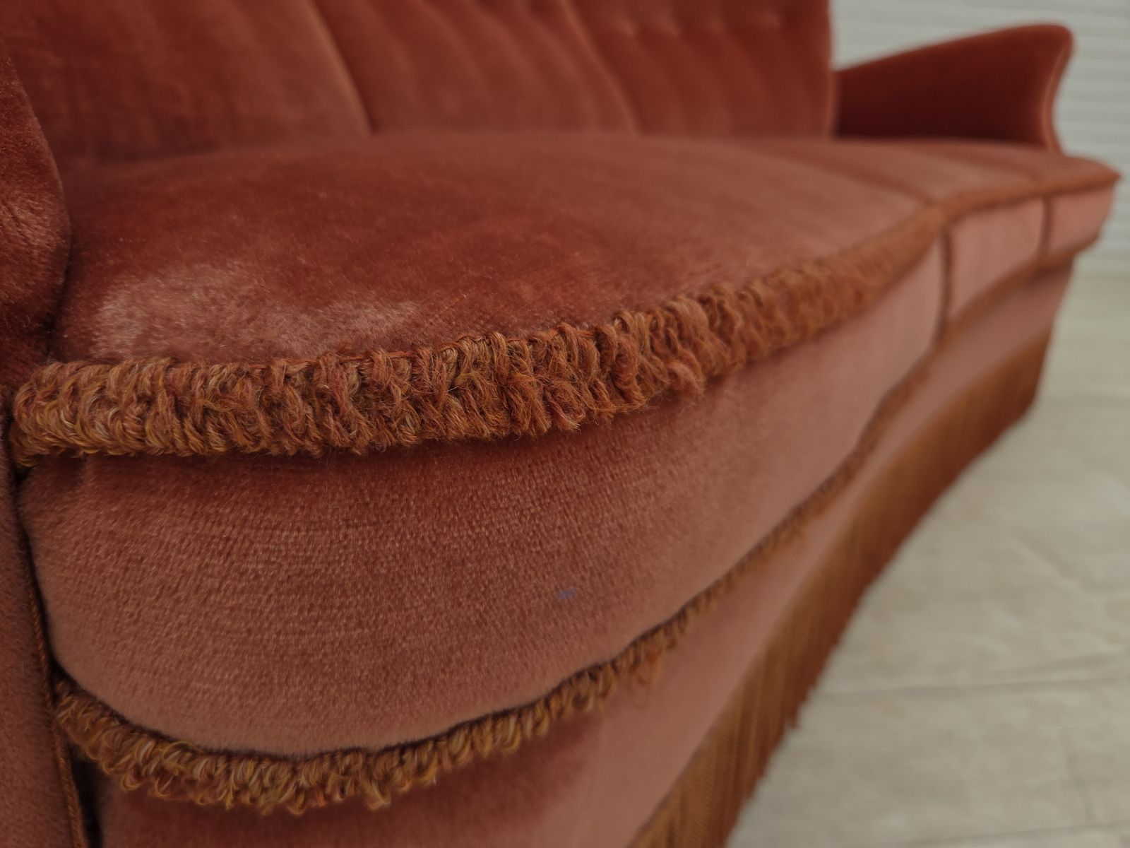 photo furniture Jaren 1970, 3-zits Deense gebogen bank, roze meubelvelours.