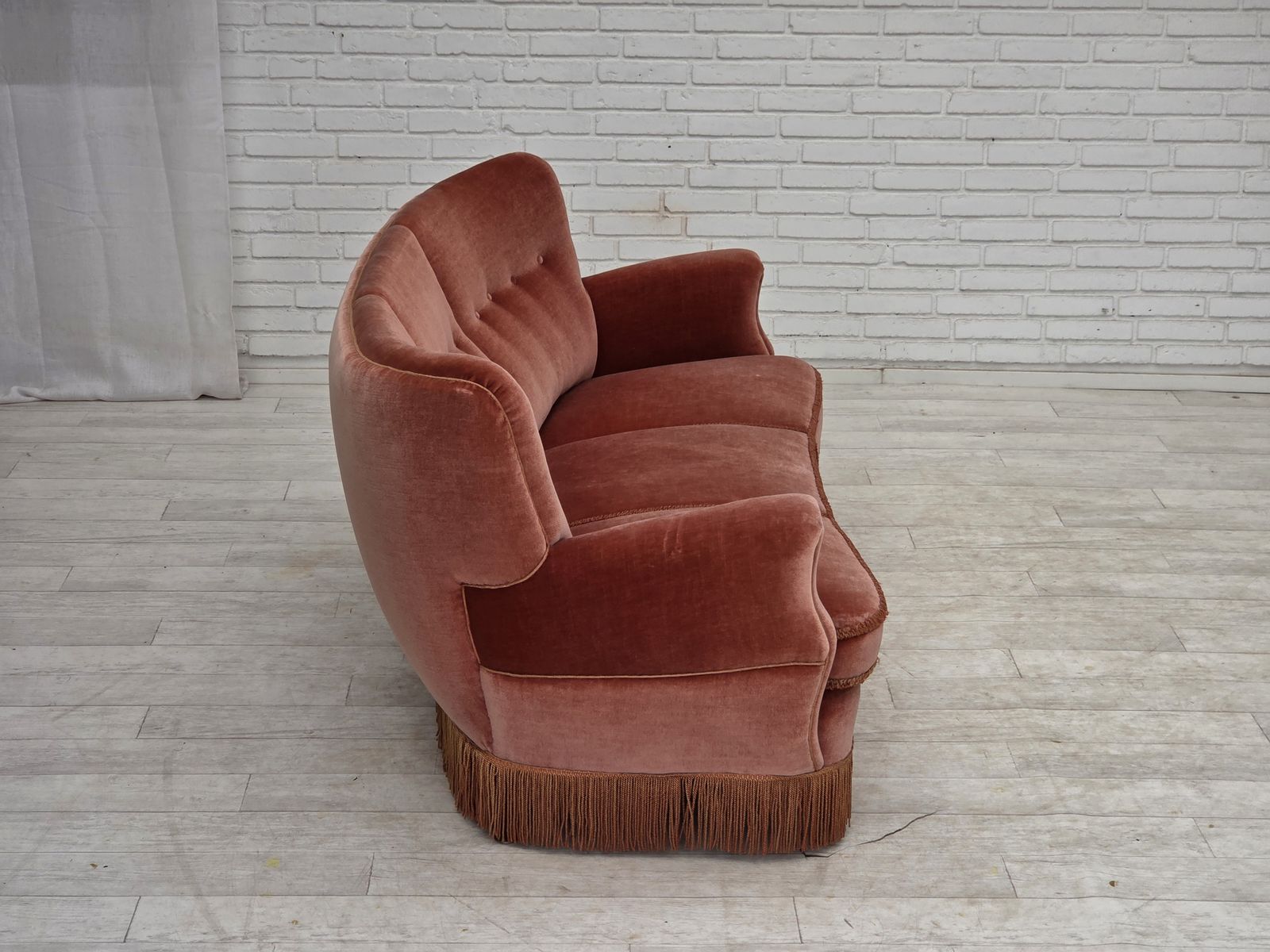Meubels Jaren 1970, 3-zits Deense gebogen bank, roze meubelvelours. photo