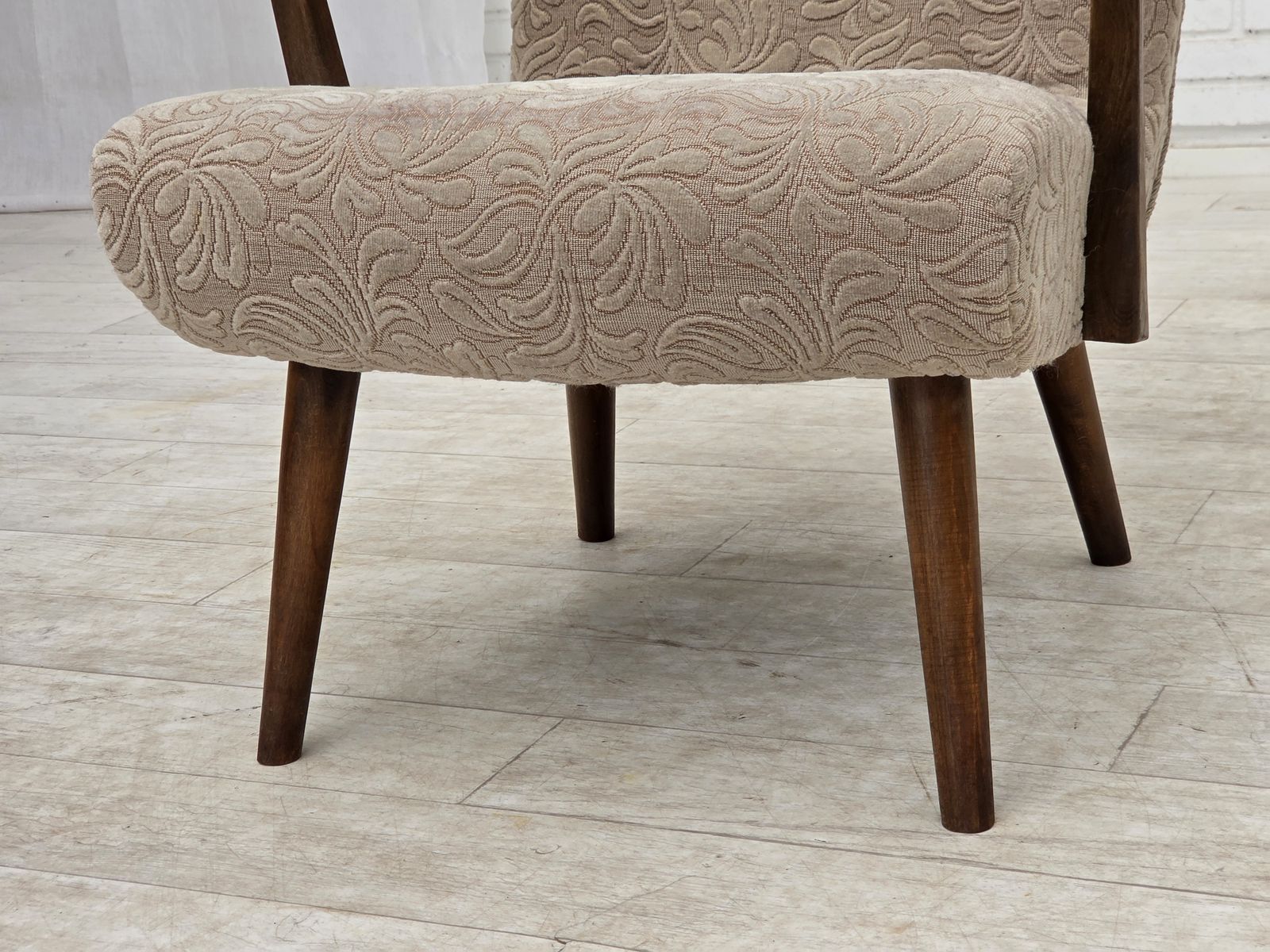 photo furniture Ca. jaren 1960, Deense fauteuil, meubelwol, beukenhout.