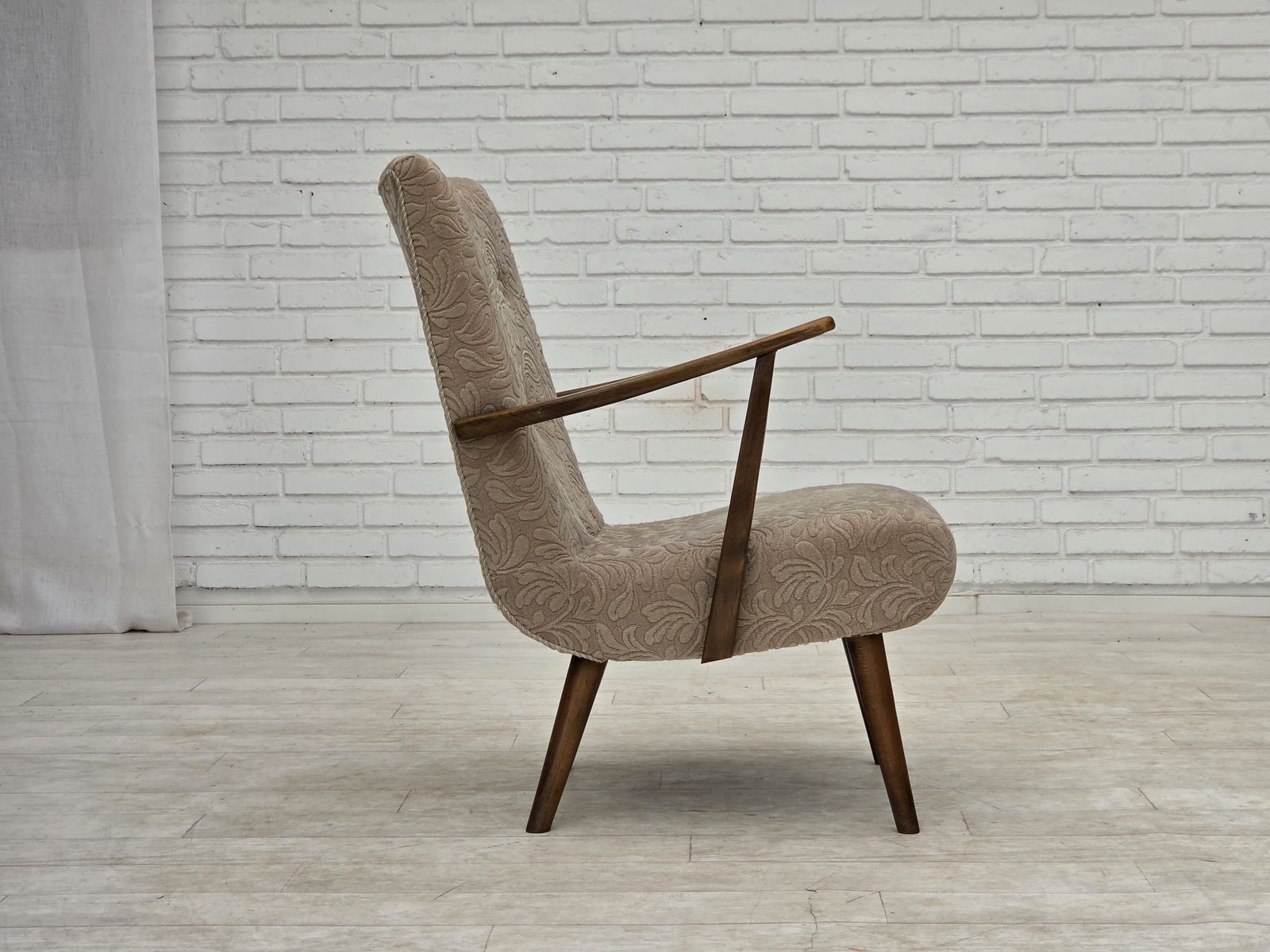 Meubels Ca. jaren 1960, Deense fauteuil, meubelwol, beukenhout. photo