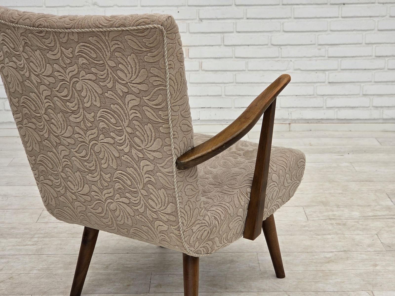 photo vintage Ca. jaren 1960, Deense fauteuil, meubelwol, beukenhout.