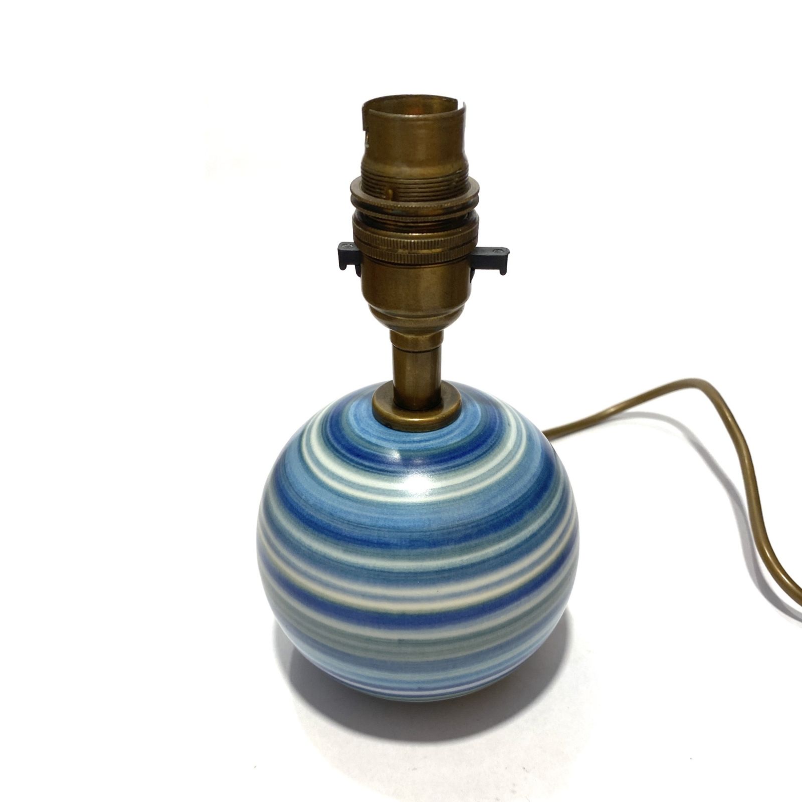 Jersey Pottery handgeschilderde tafellamp met blauwe glasvezellampenkap photo for sale